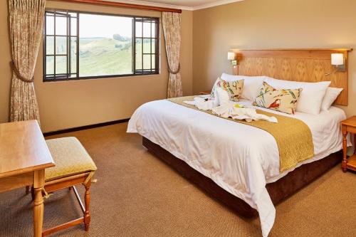 1 queen bed, 2 sofa beds