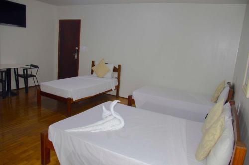 1 double bed, 2 twin beds