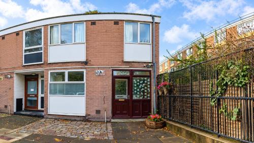 Regents Park 4-Bed House Sleeps 8 & Pet Friendly, London