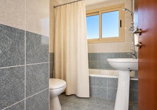 Sea View Studio in Peyia, Pool, Balcony & Free Parking 4