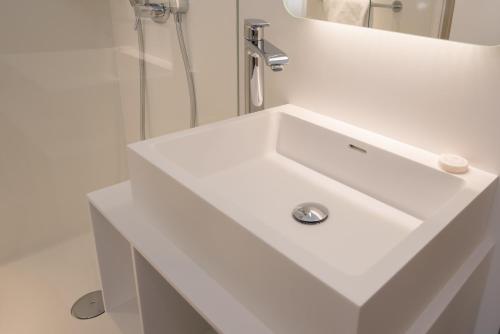 Hotel America - image 7