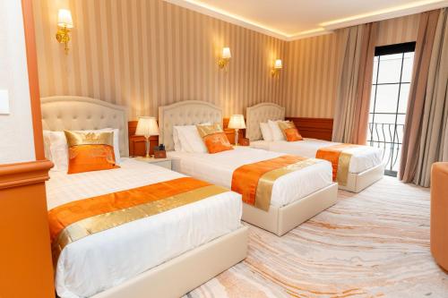 3 twin beds