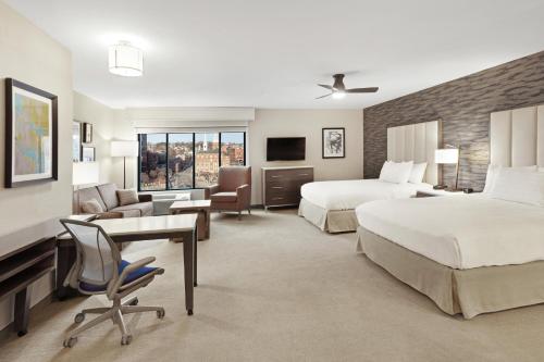 2 queen beds, 1 sofa bed