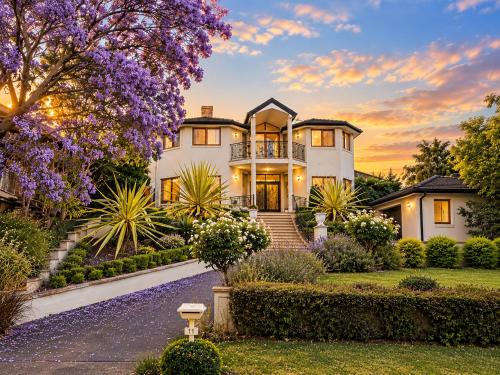 Aussie Escape Poolside Comfort and Relaxation