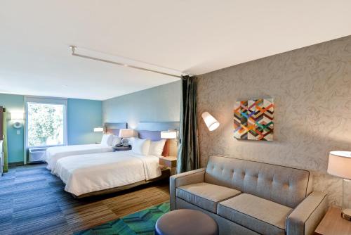 2 queen beds, 1 sofa bed