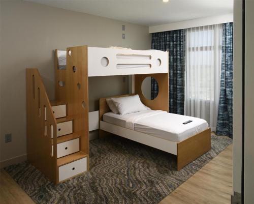1 king bed, 1 bunk bed, 1 sofa bed