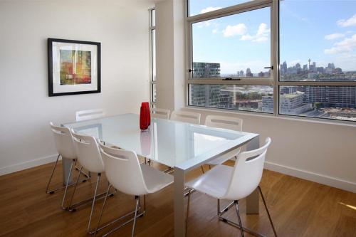 Moore to See - Modern and Spacious 3BR Zetland Apartment with Views over Moore Park - image 4