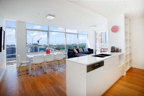 Moore to See - Modern and Spacious 3BR Zetland Apartment with Views over Moore Park - main image