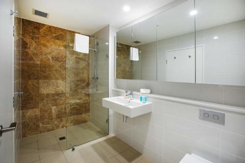 Moore to See - Modern and Spacious 3BR Zetland Apartment with Views over Moore Park - image 8