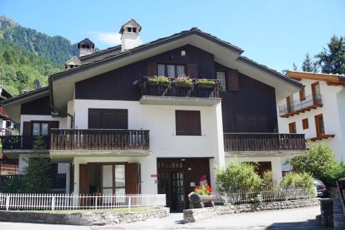  Appartamento via dei Giardini, Pension in Courmayeur