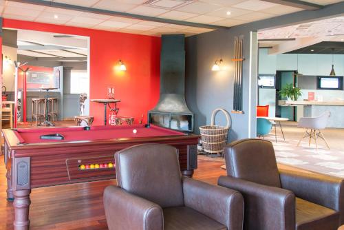 ห้องส่วนกลางสำหรับนั่งเล่น/ดูทีวี, ไอบิส ฟาแลซ เกอร์ เดอ นอร์ม็องดี (ibis Falaise Coeur de Normandie) in ฟาแลส