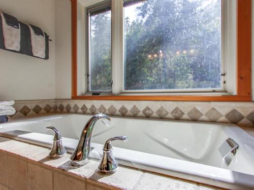 Fürdőszoba, Bottle Bay Lakefront Lodge in Sandpoint