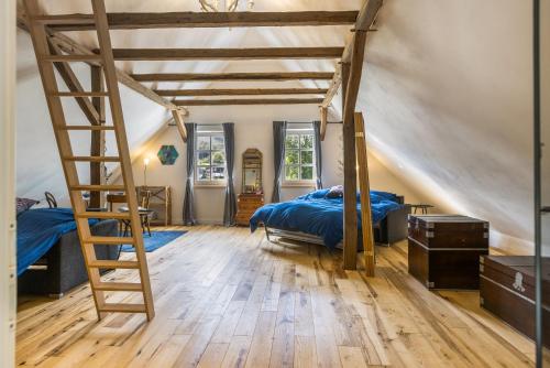 2 queen beds, 2 sofa beds