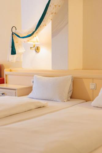 2 twin beds