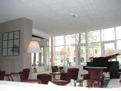 Logis Hotels Grand Hotel d'Orleans - 출입구