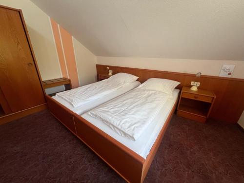 1 queen bed, 1 sofa bed