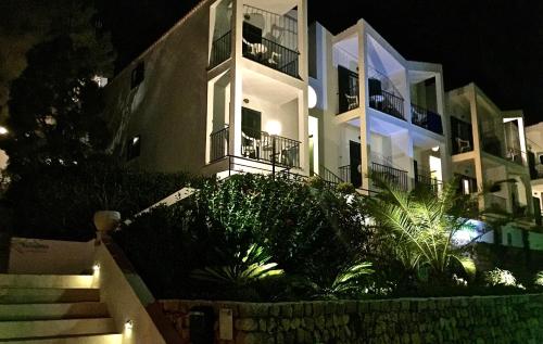 Desmais Apartments - image 3