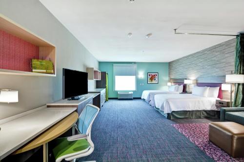 2 queen beds, 1 sofa bed