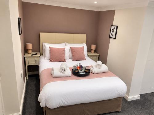 1 double bed, 1 twin bed