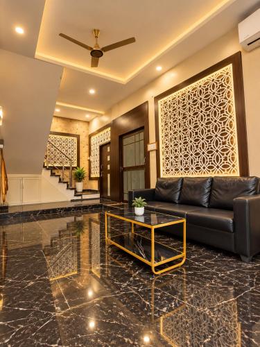 Arivoo Hotel Green Leaf - Walking distance from Shree Pitambara Peeth Temple