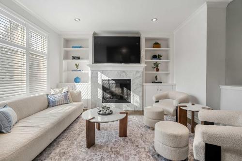The Erlton Stylish 4BR Sleeps 11 Backyard