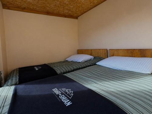 2 twin beds