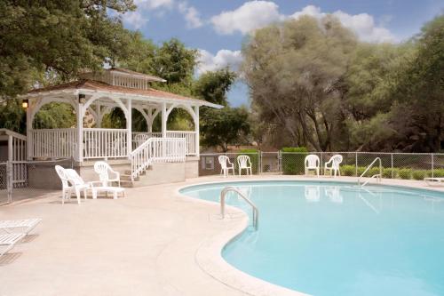 Swimming pool, Lazy J Ranch Motel in Three Rivers (CA)