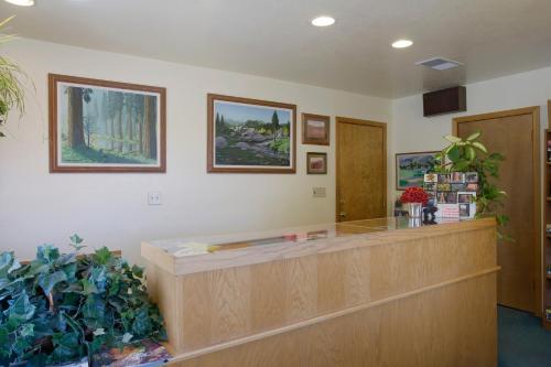Lobby, Lazy J Ranch Motel in Três Rios (CA)