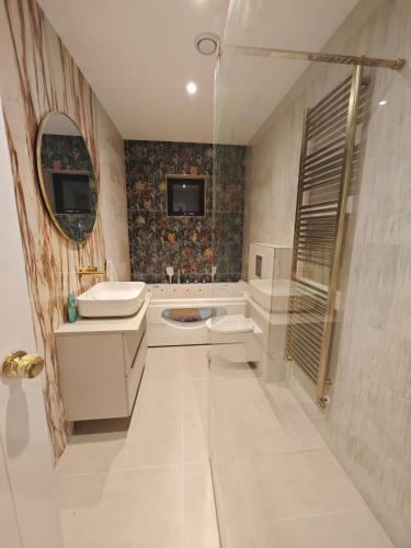Jungle Dream Double with shared jacuzzi bathroom