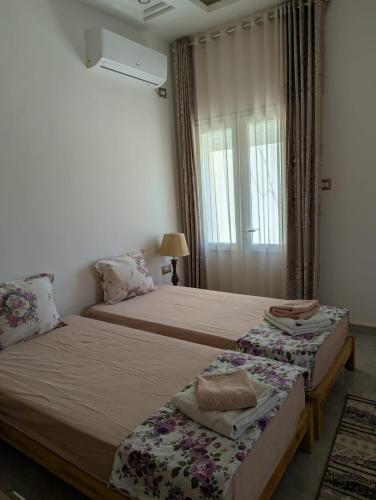 2 twin beds