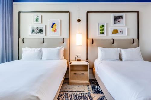 2 queen beds