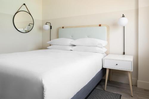 1 queen bed, 1 sofa bed