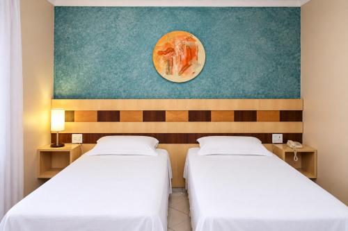 2 twin beds