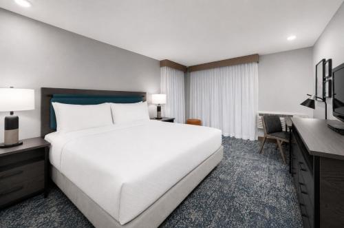 1 king bed, 2 queen beds