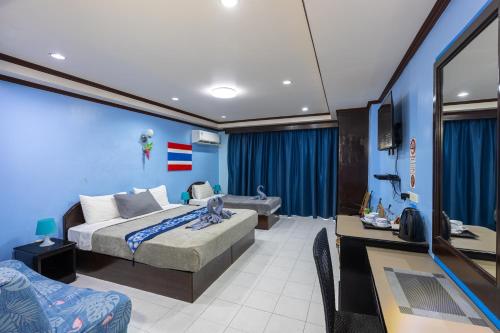 1 queen bed, 3 twin beds, 1 sofa bed