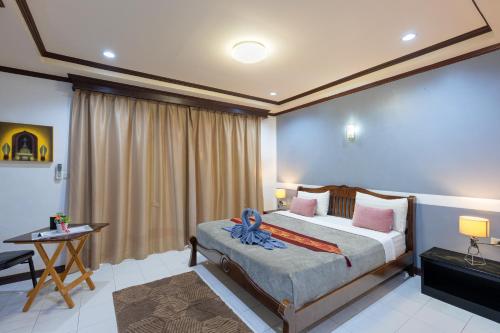 1 king bed, 1 twin bed