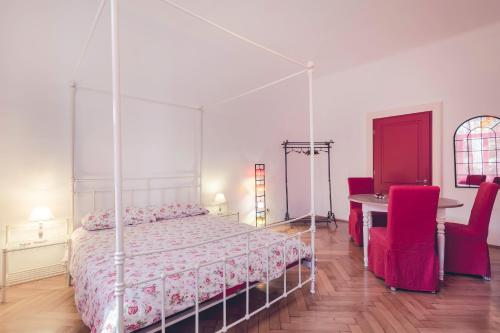 1 queen bed, 1 twin bed