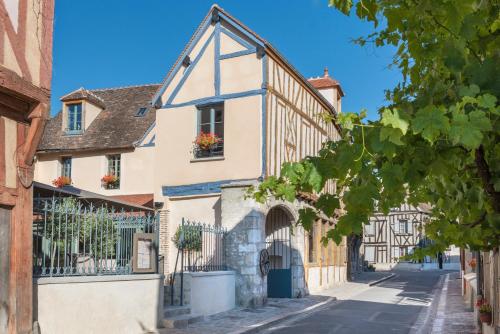 Hôtel Aux Vieux Remparts, The Originals Relais, Seine-et-Marne