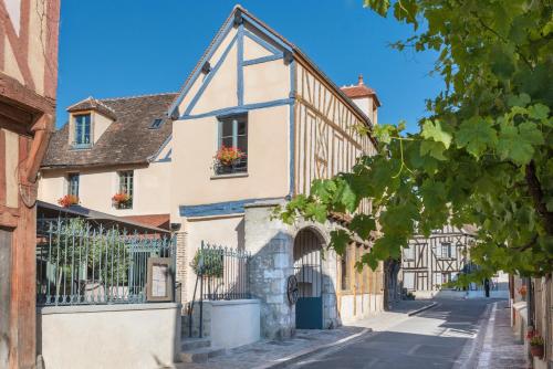 B&B Provins - Hôtel Aux Vieux Remparts, The Originals Relais - Bed and Breakfast Provins