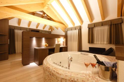 Suite with Hot Tub