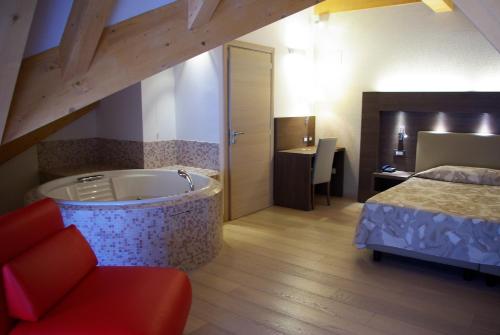 Deluxe Suite with Spa Bath