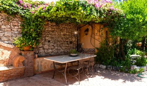 Charming villa in Taormina with sea view