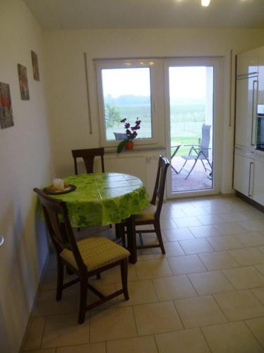 virtuve, Ferienhaus Charme, gemütlicher Rückzugsort mit Garten und Wohlfühlatmosphäre (Ferienhaus Charme, gemutlicher Ruckzugsort mit Garten und Wohlfuhlatmosphare) in Grabowhofe