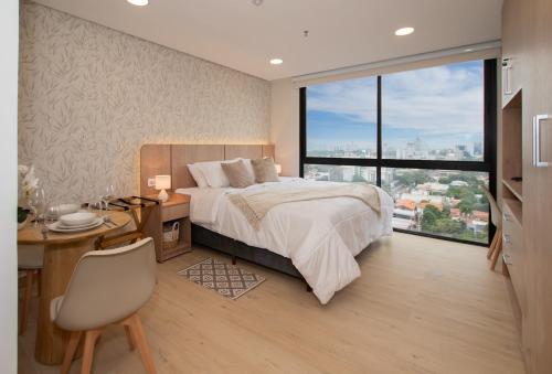 Bright Studio with Gym Rooftop Pool and City Views