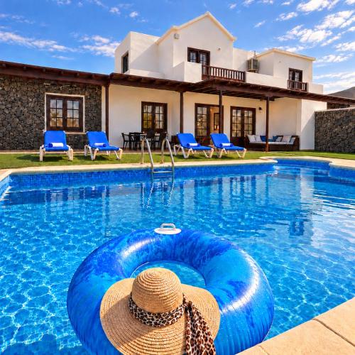 VillaBlanca Mar Private Pool in a Charming Retreat of Serenity