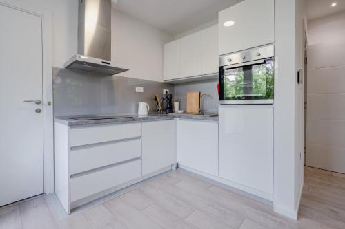 Sunny 2BDR Apartment with Balcony