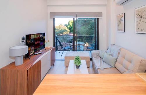 Spacious One-Bedroom Near Shopping and Dining