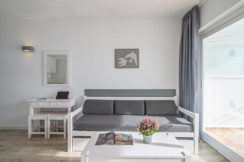 2 twin beds, 1 sofa bed
