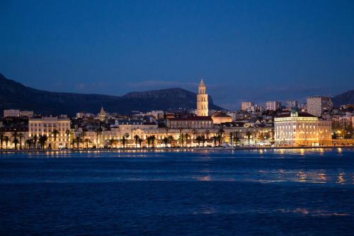 Spacious Apartment Center - image 11