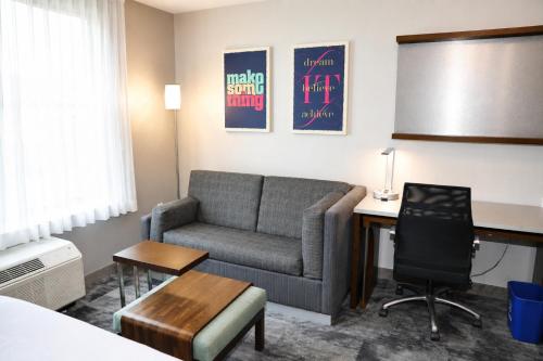 1 king bed, 1 sofa bed